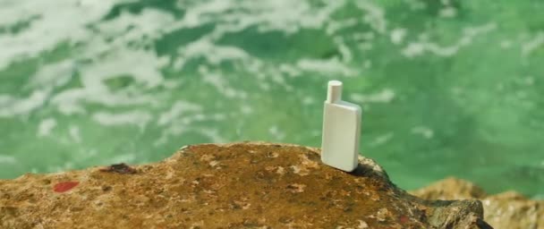 Botella Borde Rocoso Tubo Protección Solar Solitario Colocado Una Roca — Vídeo de stock