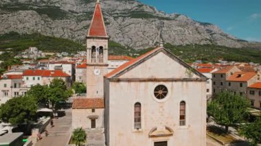 Evangelist Aziz Mark Katedrali, Split-Makarska Başpiskoposluğundaki barok kilisesi. Hırvatistan 'ın Makarska kentinin merkezinde.