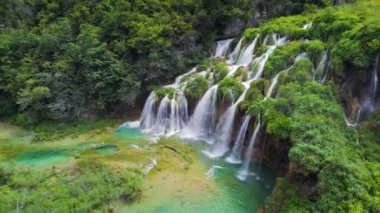 Hırvatistan 'daki Plitvice Lakes Ulusal Parkı' nda şelalelerle bağlantılı 16 göl ve bir kireçtaşı kanyonu şelalesi. Kayaların üzerinden akan sular. Popüler turist eğlencesi. Doğal.