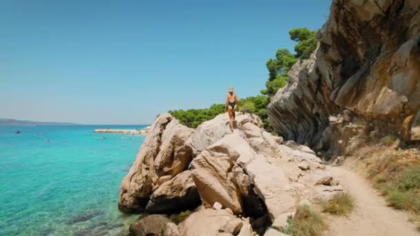 Badend Mediterrane Zon Een Eenzame Ontdekkingsreiziger Aan Ruige Kustlijn Van — Stockvideo
