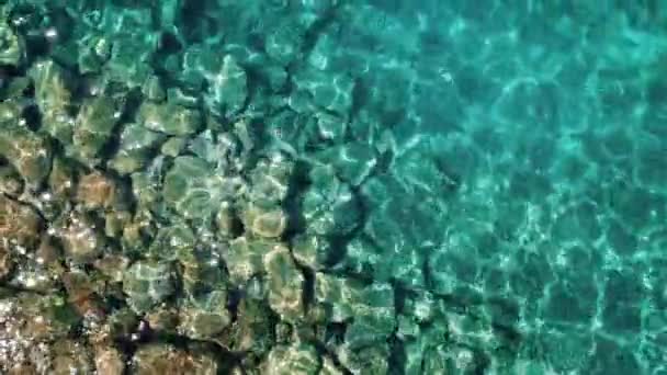 Lapisan Laut Bertekstur Melalui Air Laut Yang Jernih Dan Murni — Stok Video