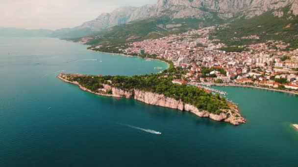 Costa Panorámica Ciudad Makarska Con Vistas Tranquilo Mar Adriático Ciudad — Vídeos de Stock