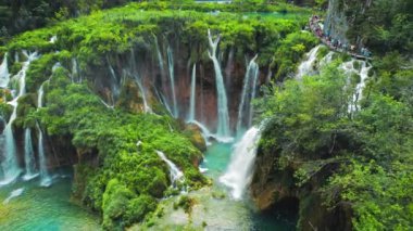 Hırvatistan 'daki Plitvice Lakes Ulusal Parkı. UNESCO 'nun dünya mirası. Resimli tufa gölleri, mağaralar, şelalelerle birbirine bağlı. Popüler turist eğlencesi. Doğal dönüm noktası.