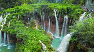 Hırvatistan 'daki Plitvice Göllerinde Şelale. Şelaleler ve kireçtaşı kanyonuyla birbirine bağlı 16 gölden oluşan bir şelale. Tebeşir üzerinden akan sular. Popüler turist eğlencesi. Doğal dönüm noktası.