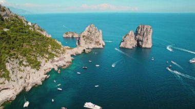 Capri 'deki Da Luigi Plaj Kulübü' nde turkuaz mavi deniz. İtalya 'daki yaz cenneti adasının havadan görünüşü..
