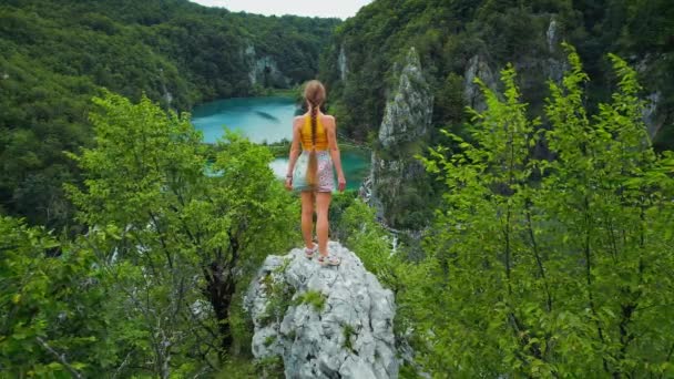 Woman Tourist Enjoying Mountain View Lake Turquoise Water High Waterfalls — Stock Video