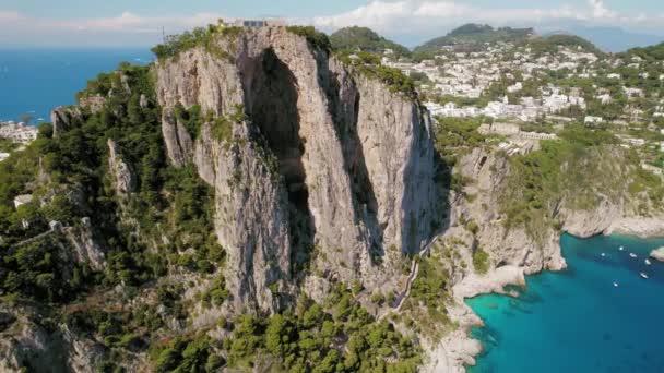 Capri Island Natuurlijke Grootsheid Iconische Arco Naturale Hoge Rotsachtige Kliffen — Stockvideo