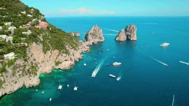 Famoso Faraglioni Isla Capri Italia Golfo Nápoles Vista Aérea Las — Vídeos de Stock