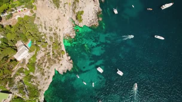 Прибрежный Воздушный Ландшафт Лодками Скалистыми Скалами Летней Пышной Зелени Иконописные — стоковое видео