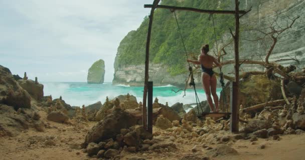 Bikini Beach Girl Model Czarnym Stroju Kąpielowym Zabawy Huśtawce Tropikalnym — Wideo stockowe