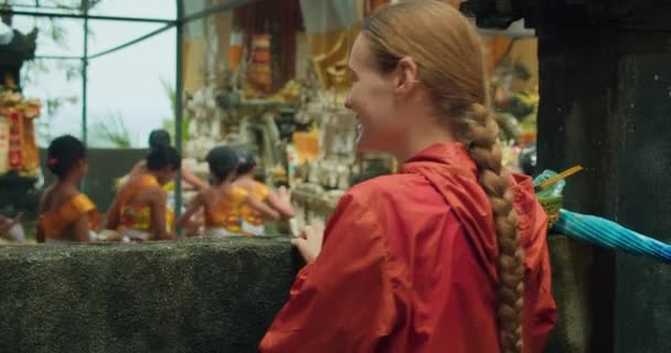 Viajero Observa Alegremente Una Danza Balinesa Tradicional Mujer Sonriendo Observando — Vídeo de stock