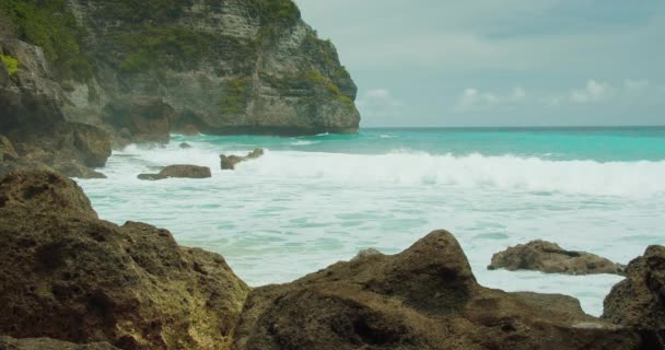 Las Olas Del Océano Estrellan Playa Tropical Rocosa Agua Turquesa — Vídeos de Stock