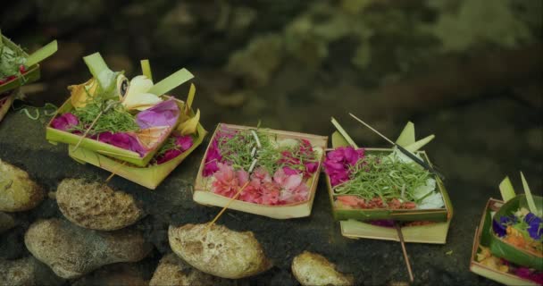 Kleurrijke Canang Sari Traditionele Balinese Offerandes Gemaakt Van Kokosbladeren Bloemen — Stockvideo