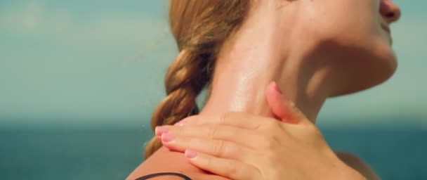 Ženy Ruce Jemně Rozmazává Krém Rameni Self Care Gesto Oceánem — Stock video