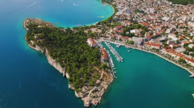Makarska Riviera nefes kesici kıyı manzarası. Şehrin havadan görünüşü çarpıcı bir yeşillik ve şehir mimarisini gözler önüne seriyor. Adriyatik Denizi..