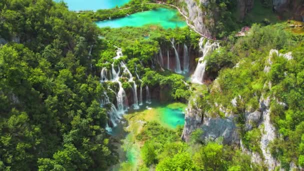 Människor Vandrar Smal Stig Plitvicesjöarnas Nationalpark Kroatien Bergslandskap Med Många — Stockvideo