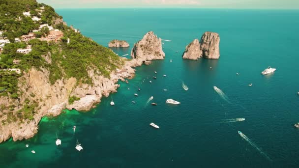Величественный Вид Воздуха Залив Роки Роскошные Лодки Иконописные Скальные Образования — стоковое видео