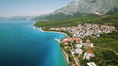 Deniz manzarası ve Makarska kıyı kasabası yoğun binalarla dolu. Majestic Biokovo dağları geriden yükseliyor, Hırvatistan 'da yaz manzarası..