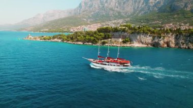 Makarska sahil kasabası yakınlarındaki Rocky Kayalıkları 'nı geçen yelkenli gezileri. Okyanusun canlı maviliği ve Hırvatistan 'da kıyı şeridi yoğun nüfuslu şehir...