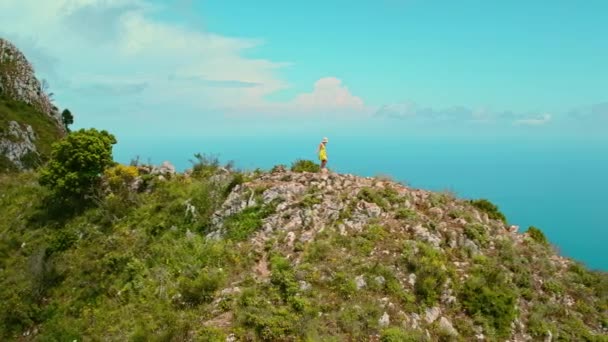 Solo Traveler Kontemplujący Morze Szczytu Rocky Samotna Kobieta Spacerująca Wzdłuż — Wideo stockowe