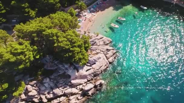 Schilderachtige Kustplaats Met Azure Waters Boten Kustdorp Met Heldere Blauwe — Stockvideo