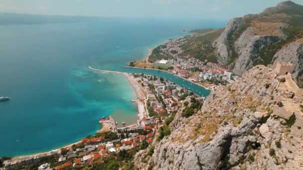 크로아티아의 오미스 타운을 내려다 요새화의 역사적인 요새는 지역과 바다와 풍경을 — 비디오