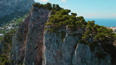 Tarihi Binalar ve Denizle Uçurum Manzarası. Deniz manzaralı tarihi yerleşim yerleriyle dramatik kayalık sahil şeridi. Capri, İtalya..