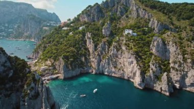 Capri, İtalya 'da ünlü Da Luigi ai Faraglioni plajlı tenha bir koyda uçurumlar. Saf kireçtaşı kayaları, sakin bir göktaşı koyunu korur. Yaz tatilleri..