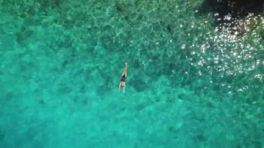 Adriyatik Denizi 'nin Köpüklü Turkuaz Sularında Yalnız Kadın Yüzücü. Okyanusta bir birey, sakin yalnızlığı tecrübe eder...