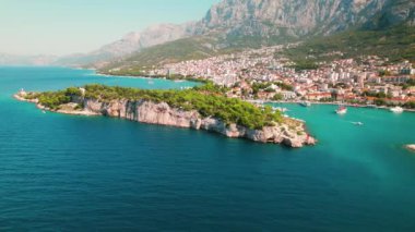 Hırvatistan 'da Kristal Deniz Suları ile Bir Sahil Kenti Makarska' nın Manzarası. Yaz mevsiminde dağ manzarası ve kasabanın havadan görünüşü..
