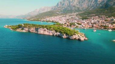 Hırvatistan 'da Kristal Deniz Suları ile Bir Sahil Kenti Makarska' nın Manzarası. Yaz mevsiminde dağ manzarası ve kasabanın havadan görünüşü..