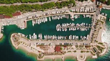 Rıhtımlara demirlenmiş tekne ve yatlar suyun üzerinde huzur içinde otururlar. Rıhtımdaki yapılandırılmış deniz gemilerinin hava görüntüsü