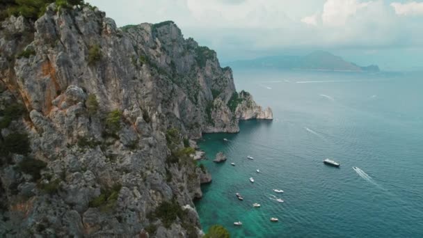 Klippen Der Küste Von Capri Mit Booten Auf Ruhigem Wasser — Stockvideo