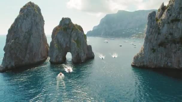 Высокие Морские Стеллажи Фаральони Служат Естественными Воротами Обрамляющими Живой Водный — стоковое видео