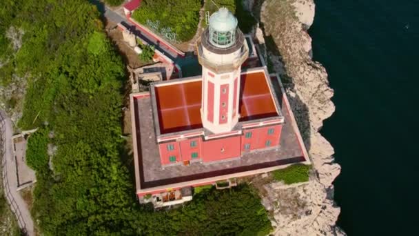Вид Сверху Крышу Маяка Прилегающее Здание Расположенный Скалистой Скале Исторический — стоковое видео