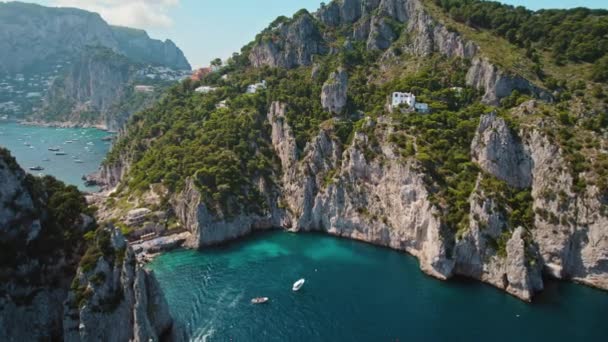 Klippen Einer Abgelegenen Bucht Mit Dem Berühmten Strand Luigi Faraglioni — Stockvideo