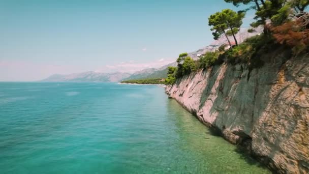 Steilhang Entlang Einer Ruhigen See Mit Schichten Geologischer Geschichte Die — Stockvideo