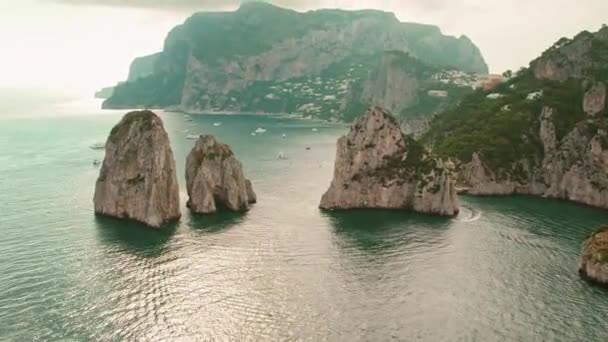 Спокойный Морской Пейзаж Раскрывает Величие Природы Монументальными Стеками Возвышающийся Фаральони — стоковое видео