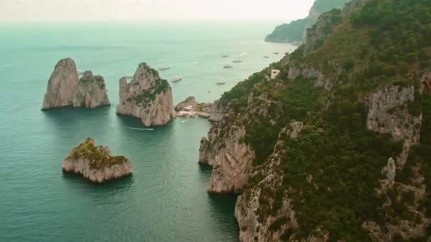 Heitere Bucht Eingebettet Zwischen Dramatischen Felsformationen Und Einem Üppigen Hang — Stockvideo
