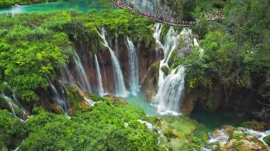 Hırvatistan 'da Plitvice Gölleri' nde uzun bir yürüyüş kuyruğu var. Bir sürü su ve şelalesi olan dağ manzarası. Seyahat ve doğa kavramı.