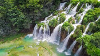 Hırvatistan 'daki Plitvice Göllerinde Şelale. Şelaleler ve kireçtaşı kanyonuyla birbirine bağlı 16 gölden oluşan bir şelale. Tebeşir üzerinden akan sular. Popüler turist eğlencesi. Doğal dönüm noktası.