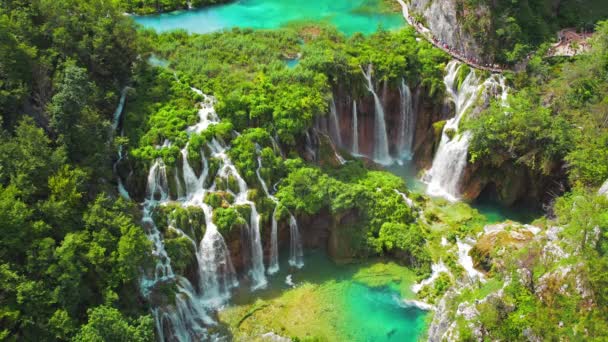 Long Queue People Hiking Narrow Path Plitvice Lakes National Park — Stock Video