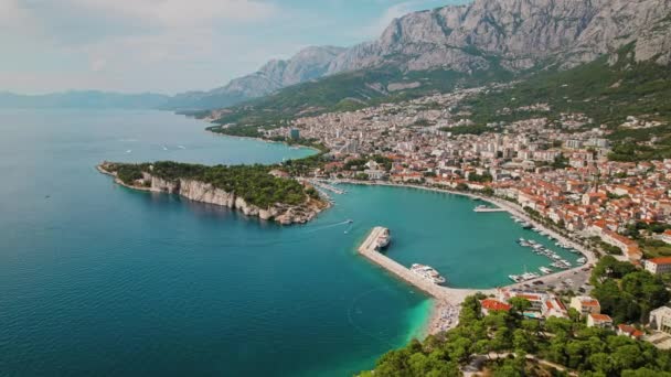 Luchtfoto Van Makarska Riviera Kroatië Levendige Blauwe Zee Water Omzoomd — Stockvideo