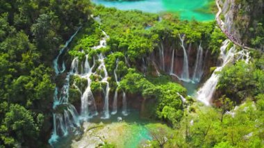 Hırvatistan 'da Plitvice Gölleri' nde uzun bir yürüyüş kuyruğu var. Bir sürü su ve şelalesi olan dağ manzarası. Seyahat ve doğa kavramı.