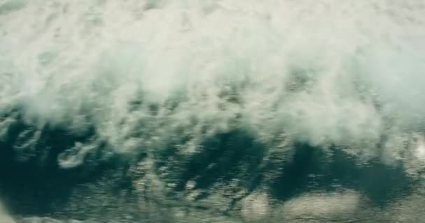 海水が動いている カスケードの波は 海のダイナミックな質感 強力で静かな性質を作成します — ストック動画