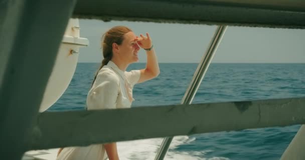 Отражающий Взгляд Женщины Морского Судна Лазурный Горизонт Завораживает Опирается Перила — стоковое видео