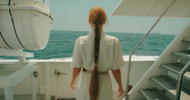 Una Donna Cammina Poppa Una Barca Osservando Orizzonte Lontano Una — Video Stock