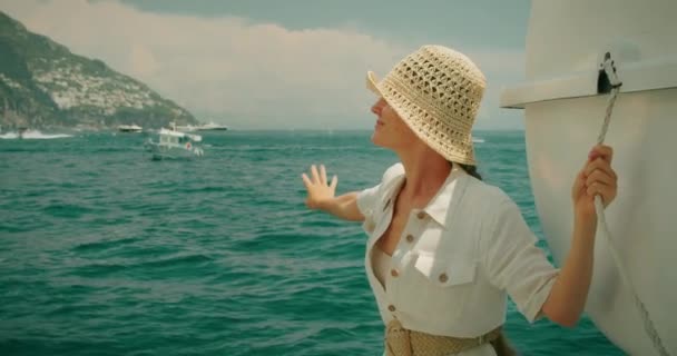 Μια Χαρούμενη Γυναίκα Απλώνει Χέρι Της Από Μια Βάρκα Που — Αρχείο Βίντεο