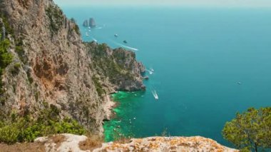 Capri kayalıklarında yürüyüş yapmak, Tyrhenian Denizi 'nin ihtişamına bakmak. Görkemli üç kaya oluşumu Faraglioni..