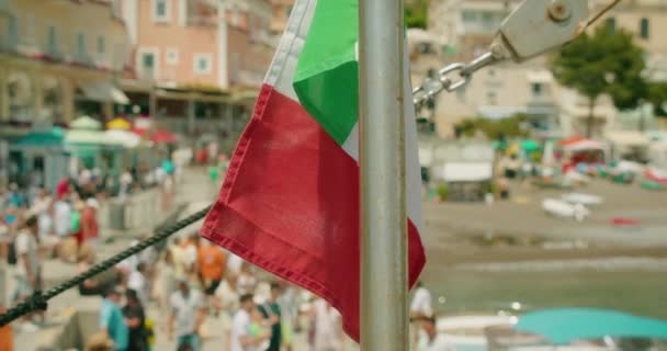 ポジターノ村と活気に満ちたビーチライフを背景にしたボートにイタリアの国旗が浮かび上がります イタリアの夏休み — ストック動画